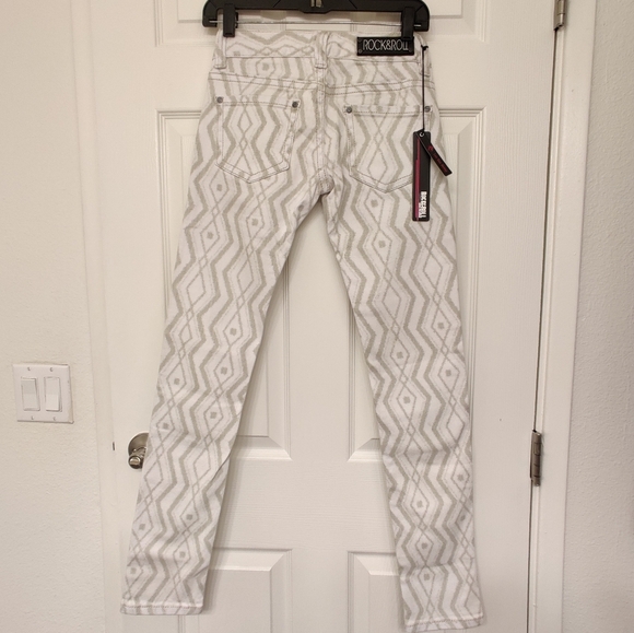 🆕 Rock and Roll Denim White & Gray geometric pattern Cotton skinny jeans_24x32 - Picture 4 of 10